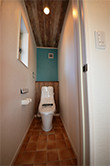 階段下を利用した収納のあるトイレ